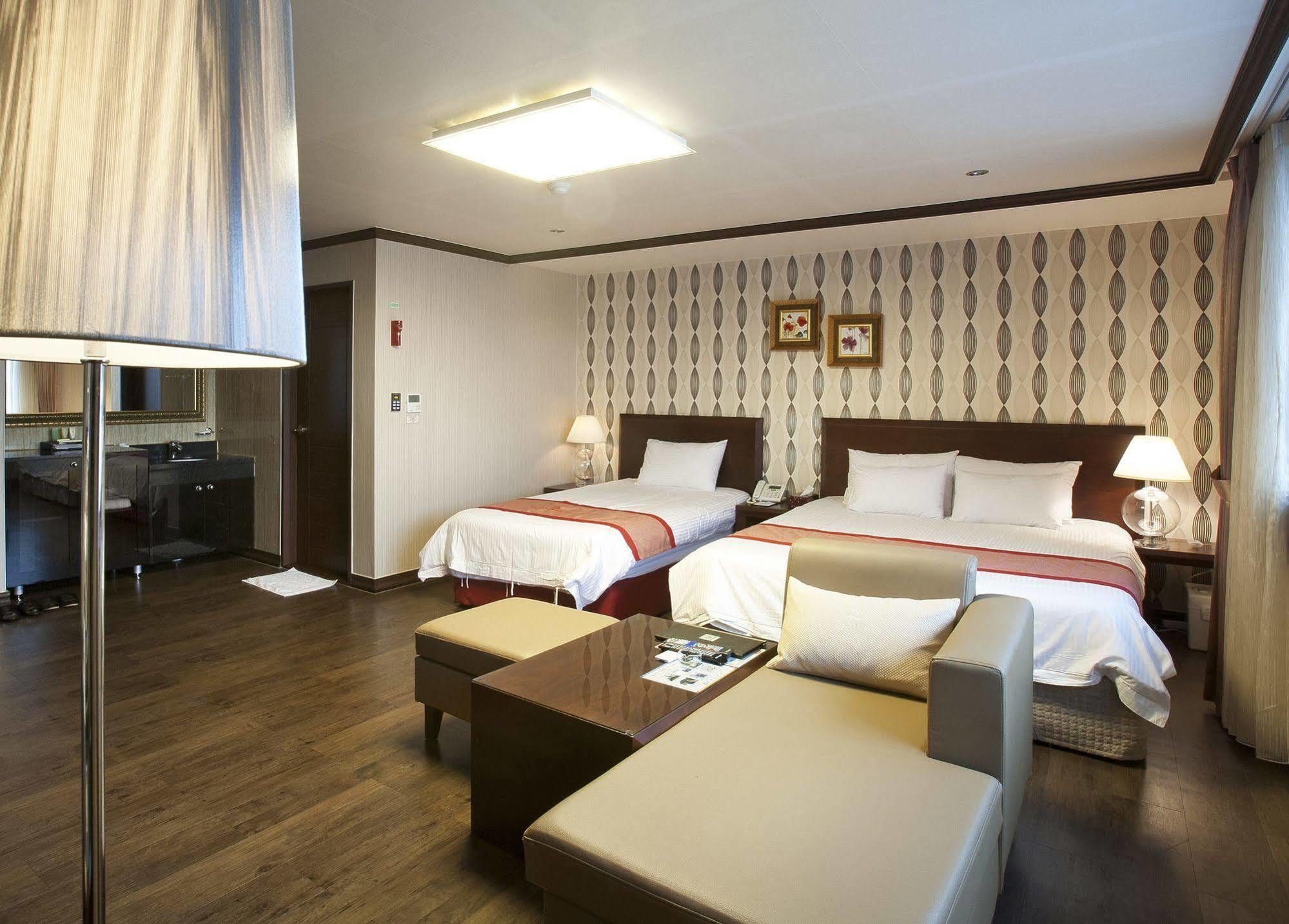 Tongyeong Anchovy Tourist Hotel Exterior foto